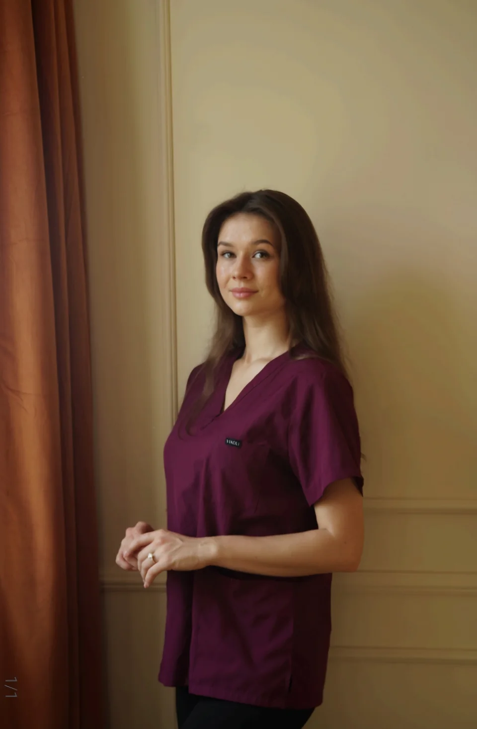 Wiktoria Śmieszna w bordowym stroju kosmetycznym